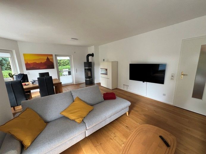 EXKLUSIVES EINFAMILIENHAUS IN RUHIGER UND GRÜNER LAGE VON BÜHLAU – Wohnzimmer