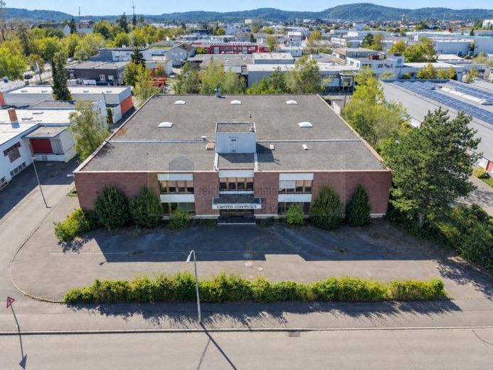 Versatile and solid commercial property in Singen with a production hall, spacious office wing, excellent infrastructure and a 3,738 m² plot – Photo 1