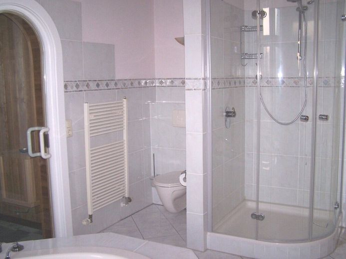 Großzügiges Kapitänshaus in guter und zentraler Lage am Huntedeich – Badezimmer WHG  oben