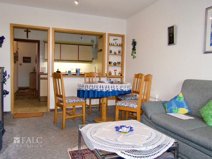 Einfach Mehr: Gepflegte Nichtraucher-2-Zimmer-Wohnung, möbiliert, TG, Aufzug, Süd-Loggia-Balkon. – Sofort bezugsfrei