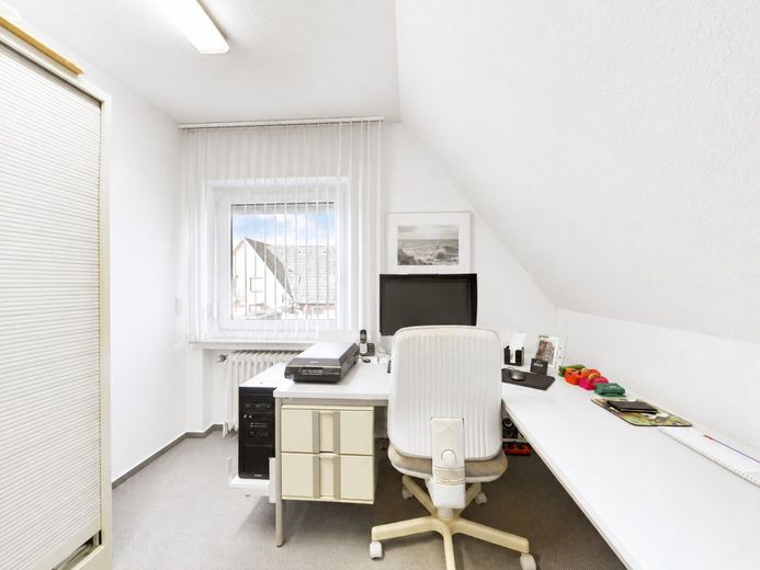 Viel Platz für Ihre Familie - Haus mit wunderschönem
Garten &amp; Einliegerwohnung – Separater Arbeitsbereich