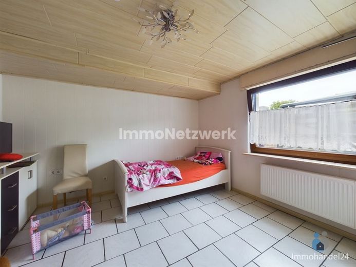 TOP***Zweifamilienhaus mit 4 Garagen im Vorort von Elsdorf***NEU – Kinderzimmer