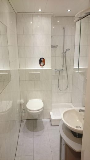 Helle 1-Zimmer-Wohnung mit Balkon zur Kapitalanlage – Badezimmer