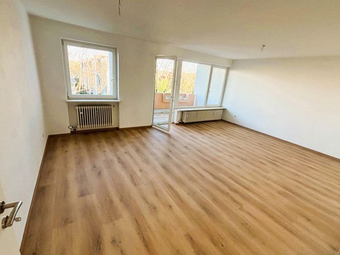 Frisch sanierte 3-Zimmer-Wohnung mit Loggia und TG in attraktiver Lage – Wohnzimmer