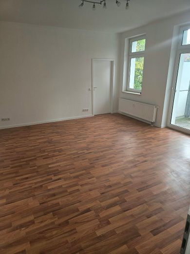 Newly renovated/refurbished, bright two-room apartment with a quiet southwest-facing balcony in Stadtfeld-Ost – Wohnzimmer, Blick zum Schlafz