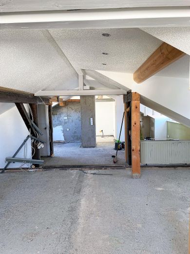 Lichtdurchflutete Dachwohnung: Doppelgarage, PV & Bahnhalt-Perspektive – provisionsfrei – Wohnbereich zu Küche&Essen