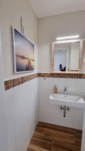 WC-Bad neben Wohnzimmer