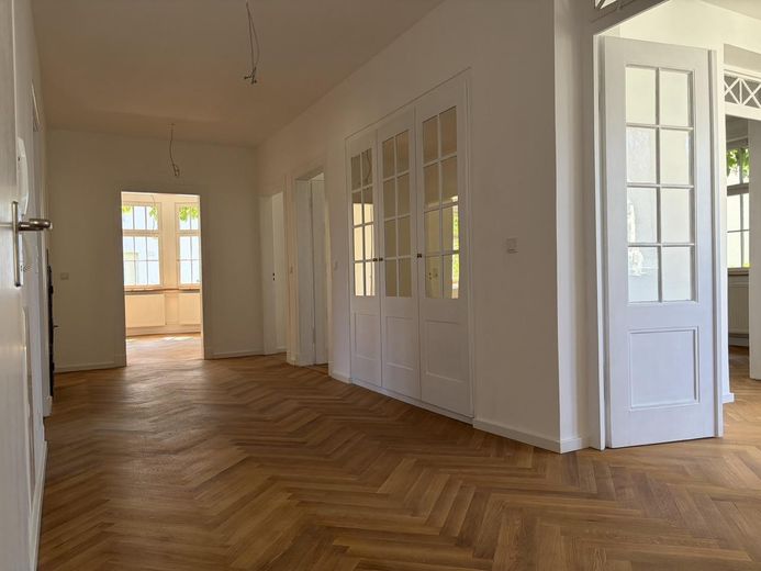 Esclusivo appartamento d’epoca di 146 m² completamente ristrutturato in posizione privilegiata a Göppingen–elegante, moderno, unico – Flur