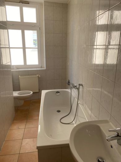 Großzügige 2,5-Raum-Wohnung mit Einbauküche – Badezimmer
