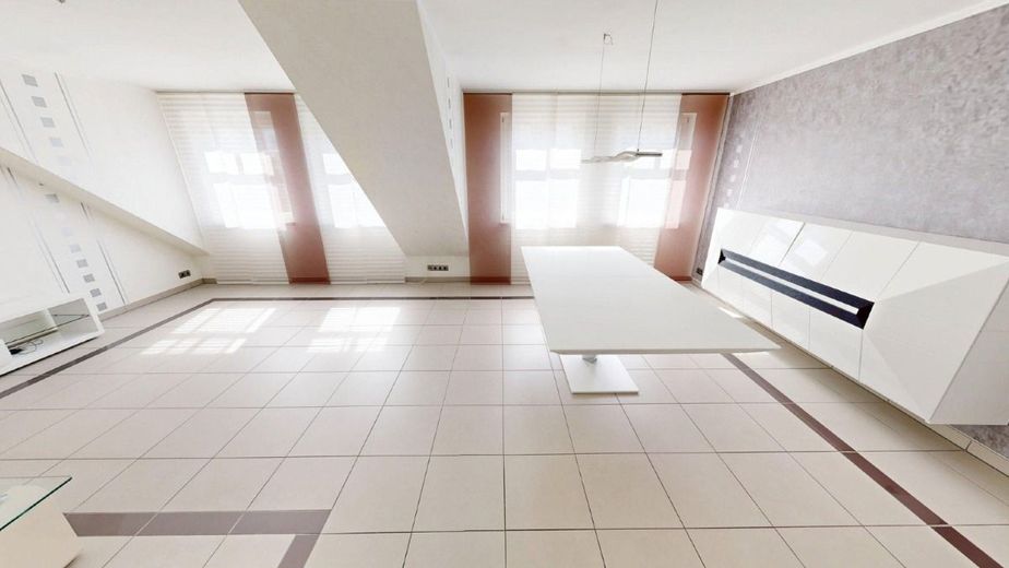 Exklusive Maisonette-Wohnung mit großer Dachterrasse – Wohnzimmer