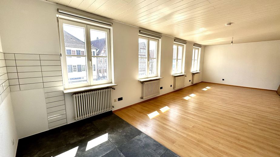 Erstbezug nach Sanierung | Helle 3,5-Zimmer-Wohnung in bester Innenstadtlage – Wohn-/ Küchenbereich