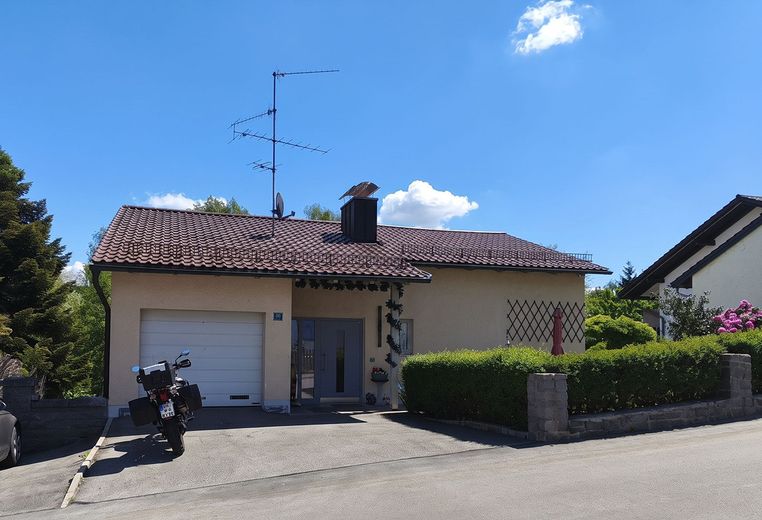6-Zimmer-Einfamilienhaus in Ruderting mit Pool & Blick ins Grüne – Foto 2