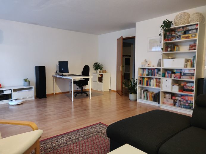 Zentral gelegene, gepflegte 3,5-Zimmer-Wohnung mit EBK in Karlsruhe – Wohnzimmer