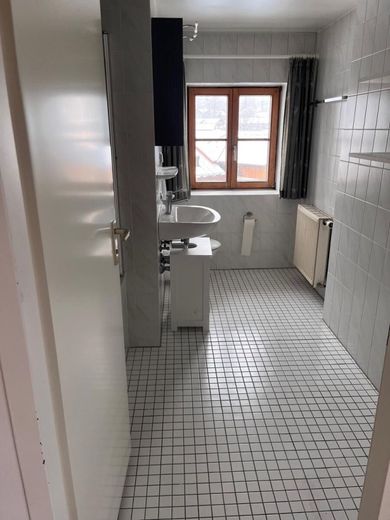 MFH und Gewerbe im Hintergebäude in Rottach-Egern – 2. OG Bad