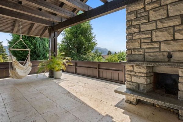 Casa moderna con piscina e vista sulle montagne