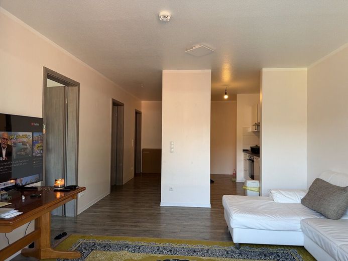 *Zentral gelegene 2 Zimmer Wohnung für Singles oder Pärchen per sofort zu vermieten !!!* – Wohnzimmer zur Küche
