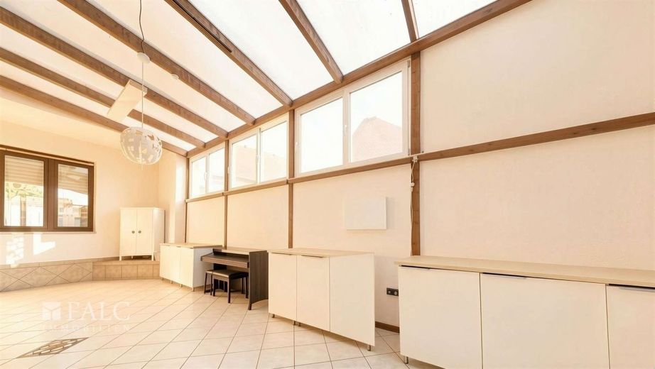 Gut erhaltener Altbau mit grossem Platzangebot – EG Wintergarten