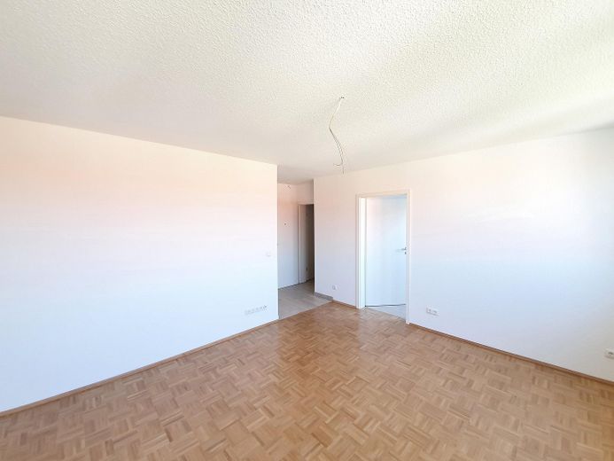 Nicht alltägliche 2,5 Raum Komfortwhg. großer Sonnenbalkon, Bad: Wanne + Dusche, Echtholzparkett – Eingang Wohnzimmer/Küche