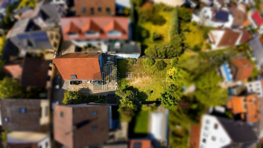 ATIK: Saniertes Ein- bis Zweifamilienhaus mit großem Grundstück und vielseitigem Nutzungspotenzial – Drohnenaufnahme