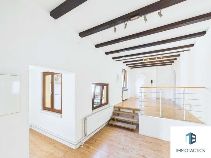 Casa unifamiliare libera da occupanti con appartamento separato affittato, cortile interno, terrazza sul tetto e fienile – Foto 1