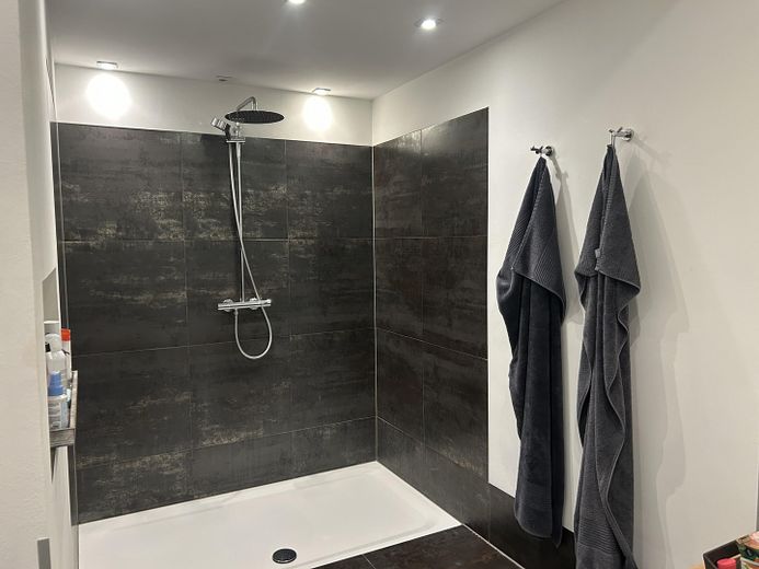 Besondere Kapitalanlage mit Eigennutzungsoption – Haus-im-Haus und fünf Mietwohnungen – Dusche 