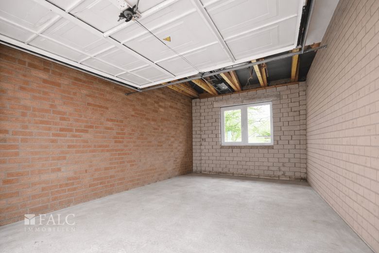 Exklusives Anwesen mit Innenpool, Galerie und unverbaubarem Naturpanorama – Garage 2 Außenzugang