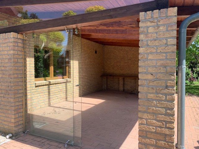 Provisionsfrei! Traumhaft schönes EFH mit separatem Büro-/Gästebereich - sofort frei! – Ganzjahres Terrasse mit Glasschiebetüren und Grill