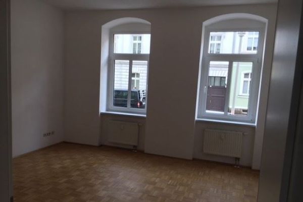 3-кімнатна квартира на високому першому поверсі, адаптована для людей похилого віку, у хорошому місці неподалік від центру