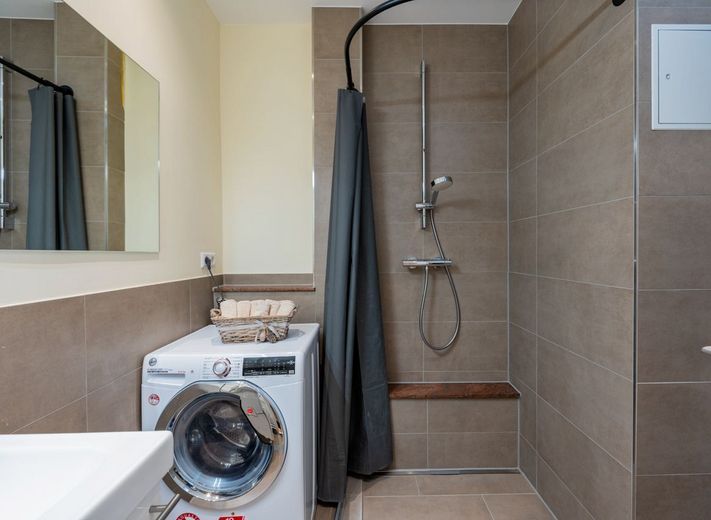 Appartamento completamente ristrutturato al 7° piano con balcone e vista panoramica – libero e senza provvigione – 11