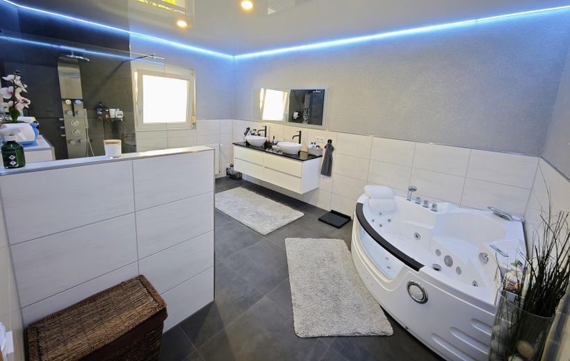 neues Bad mit Whirl Wanne