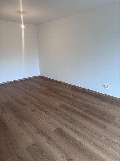 Kompletnie wyremontowane mieszkanie 3,5-pokojowe z windą i garażem – Wohnzimmer