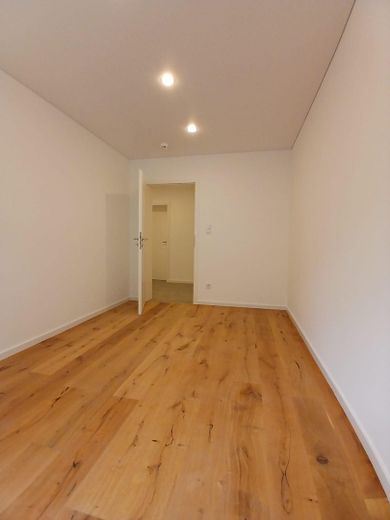 Piso de 4 habitaciones completamente renovado con balcón en Trier-Heiligkreuz – de alta calidad y listo para entrar a vivir – Schlafzimmer mittel