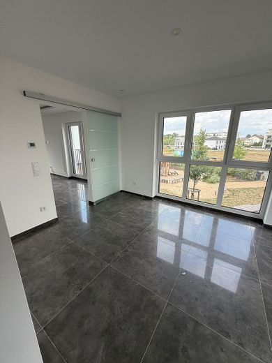 Großzügige 5-Zimmer-Neubauwohnung mit Einbauküche, Balkon und Stellplatz in Rodenbach – Foto 4