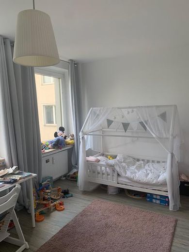 gepflegte 3-Zimmerwohnung im Herzen von Düsseldorf – Schlafzimmer möbliert