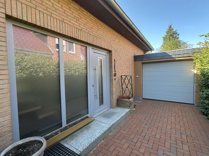 Provisionsfrei: Freistehendes Einfamilienhaus mit 154 m² Wohnfläche und Wintergarten in Reinbek – Haustür und Garage