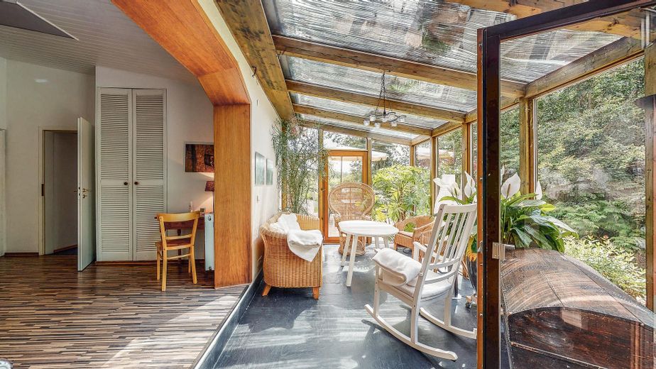 290 m² + 2.464 m² Naturidyll | Pool & Gartensauna | Aartalblick | Mehrgenerationen o. Vermietung – Wintergarten kl. Wohnung