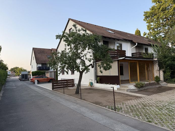 Platz für die ganze Familie: 5-Zimmer-Reiheneckhaus in zentraler Lage von Schwabach – Südwestansicht mit Zufahrt