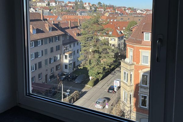 PROVISIONSFREI: Helle 1-Zimmer-Wohnung mit Panoramablick & Loggia in Stuttgart-Ost