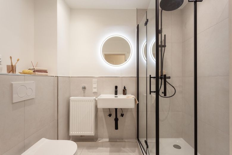 Badezimmer mit Regendusche