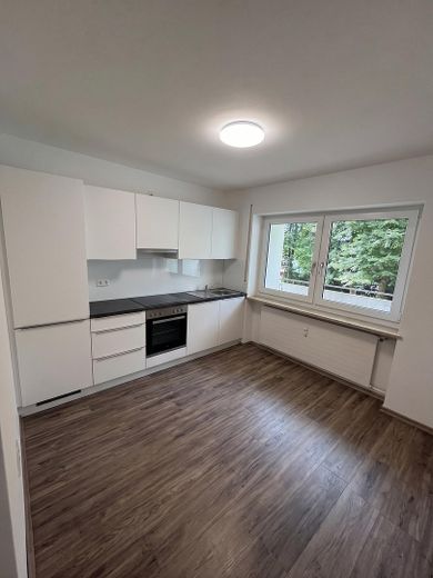 Fully renovated 3-room apartment with kitchen and sunny balcony – Photo 1