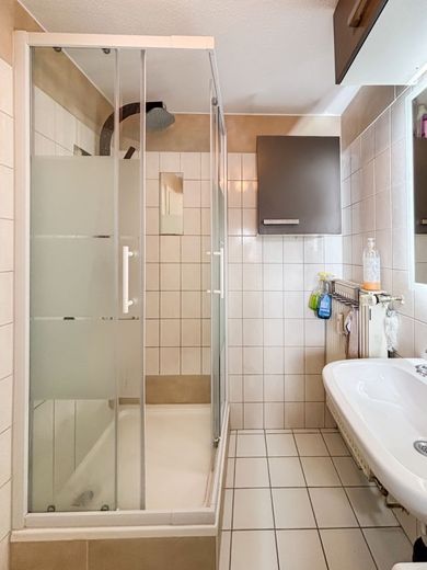 2-Zimmer-Dachgeschosswohnung in Wiesbaden mit modernisiertem Bad/WC (2025) und Dachbodennutzung – Bad