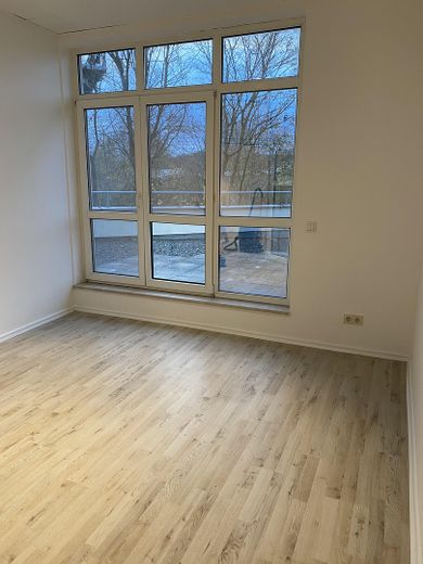 3-кімнатна квартира з вбудованою кухнею, ванною, великим балконом – Schlafzimmer 1