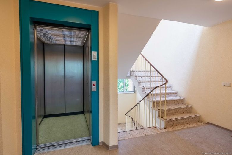 Bezugsfreie 2-Zimmer-Eigentumswohnung mit Sonnenloggia, Aufzug &amp; Tiefgarage – Aufzug/Treppenhaus
