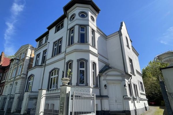 Exklusive 2-Zimmer-Dachgeschosswohnung in historischer Jugendstil-Villa mit Schlossblick
