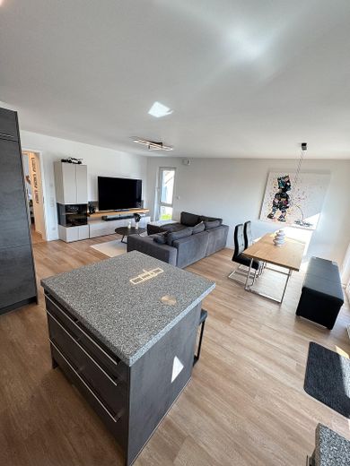 Exklusive 3-Zimmer-Wohnung in Fürth-Burgfarrnbach – hochwertige Küche, Balkon, Aufzug & TG – Wohn- und Essbereich 6