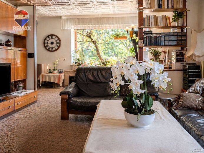 Casa unifamiliare bungalow a Berlino-Karow con cantina, garage, terreno di 1.006 m² | potenziale di ampliamento | si richiede la vostra offerta nel procedimento digitale! – Wohnen - Darstellung optimiert (Möblierung)