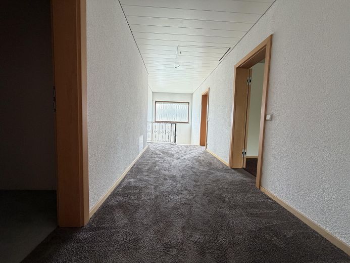 Exklusives Einfamilienhaus in traumhafter Flusslage - Wohnen, wo andere ihre Freizeit verbringen – Flur OG