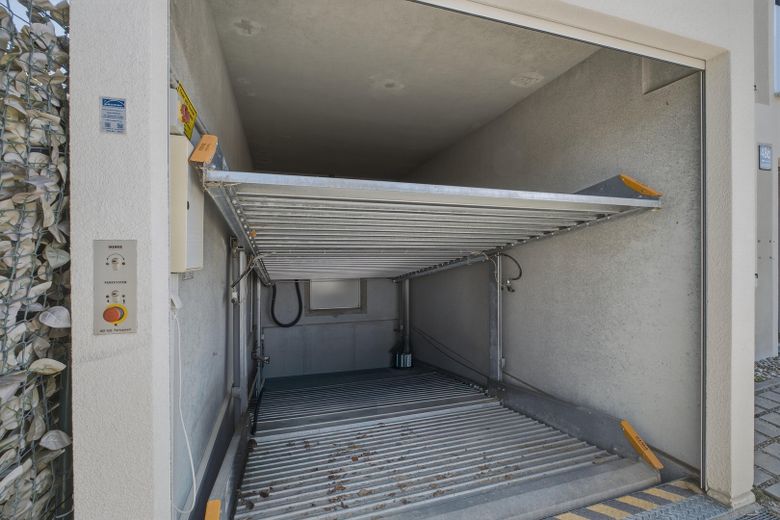 ¡Casa moderna KfW55 de 2020 con terraza en la azotea y cocina en Múnich-Untermenzing! ¡Sin comisión! – Stellplatz (unten)