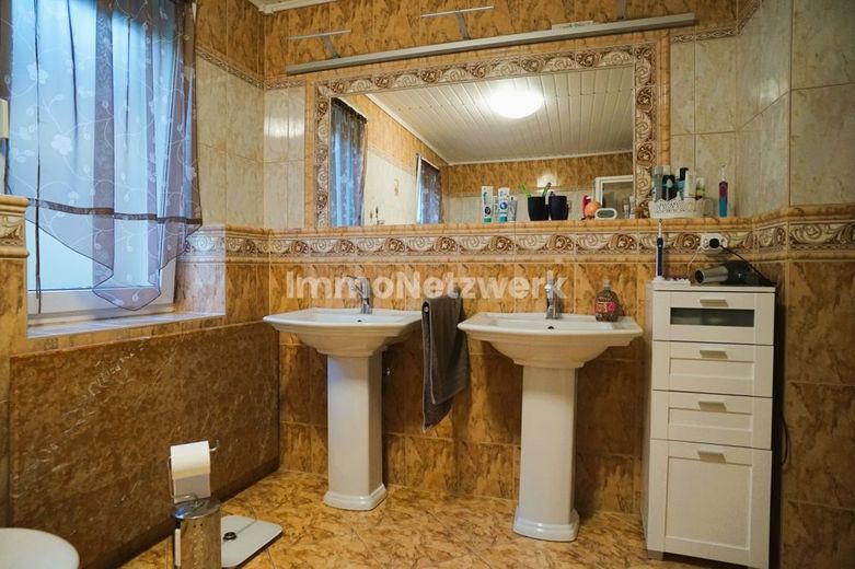 Bad Wildbad: Behaglich, bestsaniert, bezugsfertig! Sympathisches Einfamilienhaus in bester Lage. – Badezimmer