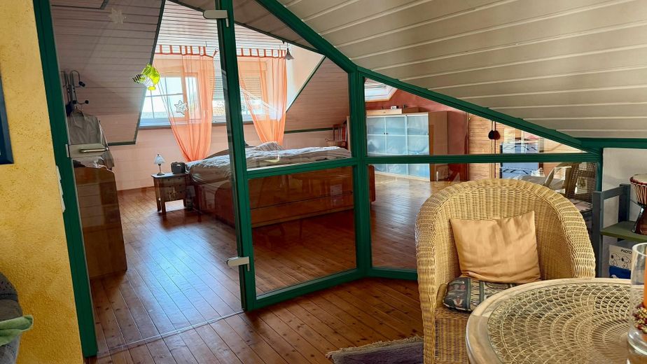 Freistehendes Einfamilienhaus mit Einliegerwohnung – Schlafzimmer auf der Empore